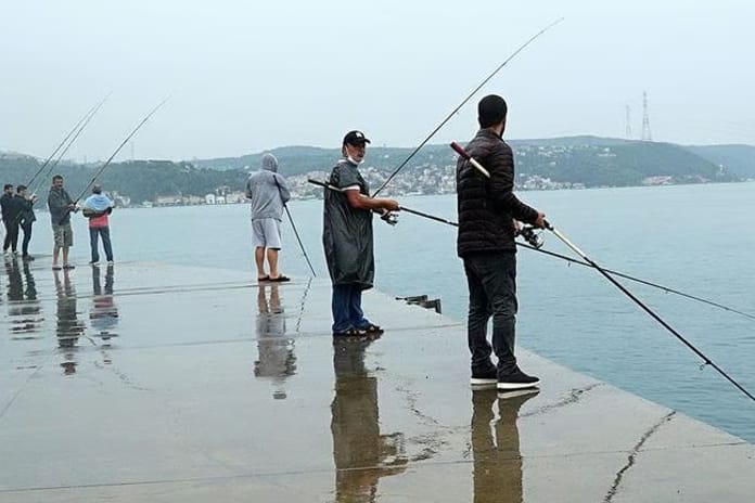 Sahilde dehşet: Balıkçının oltasına insan kafatası takıldı!