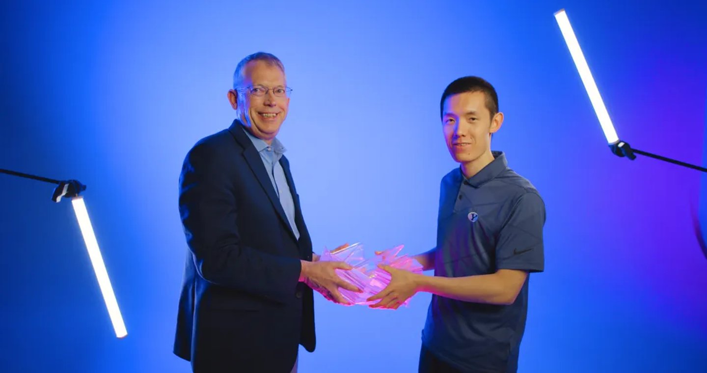 Larry Howell ve Zhongyuan Wang 