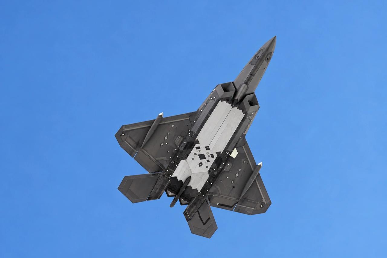 ABD, F-22 Raptor'ın yeni düşük görünürlüklü sensör podlarını test ediyor