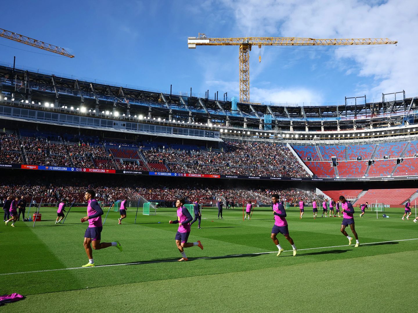 Barcelona, yenilenen Camp Nou'da taraftarıyla buluştu
