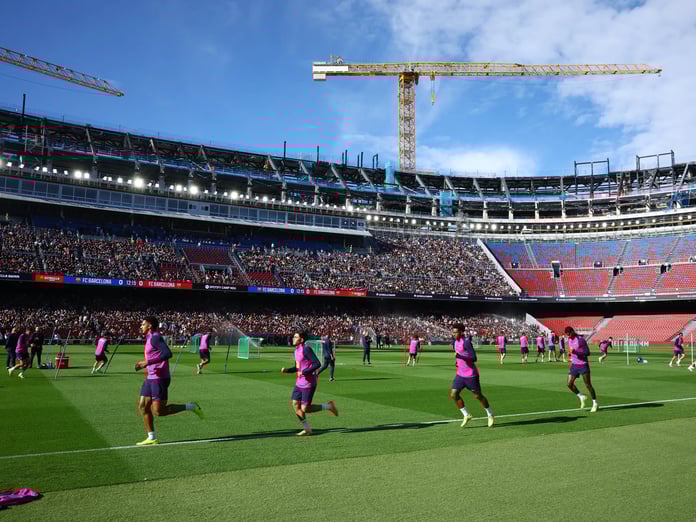 Barcelona, yenilenen Camp Nou'da taraftarıyla buluştu