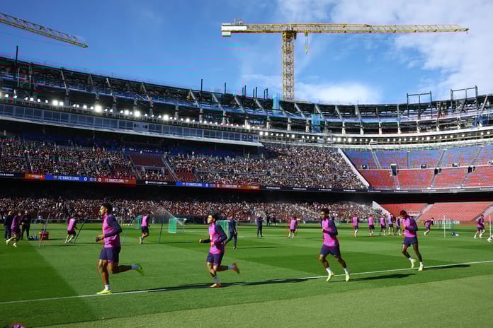 Barcelona, yenilenen Camp Nou'da taraftarıyla buluştu