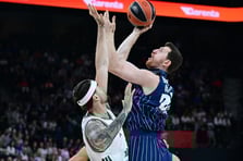 Anadolu Efes evinde mağlup: Cedi Osman'dan kariyer maçı