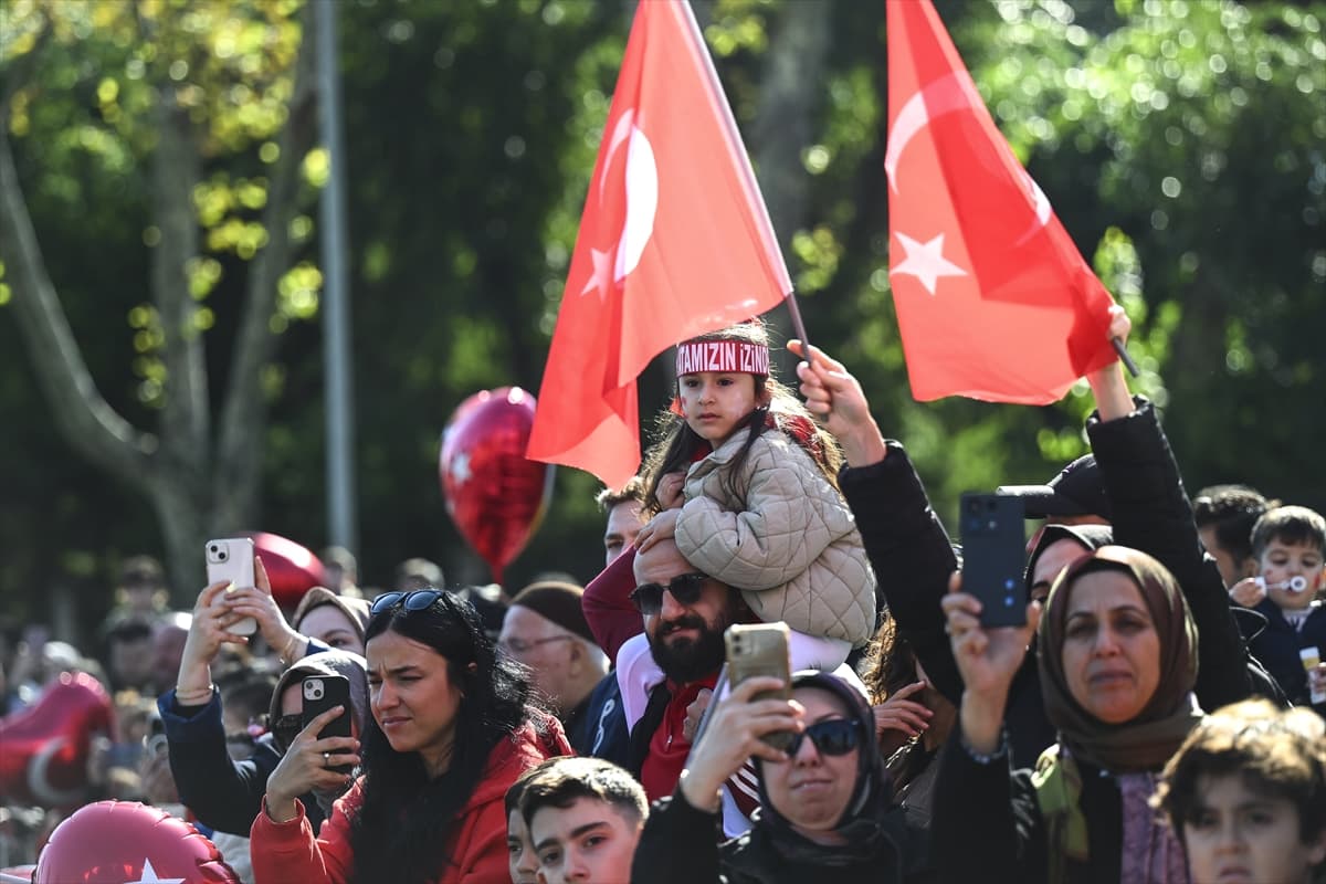 Vatan Caddesi'nde Cumhuriyet'in 102 yıllık gururu: İstanbul ayakta!