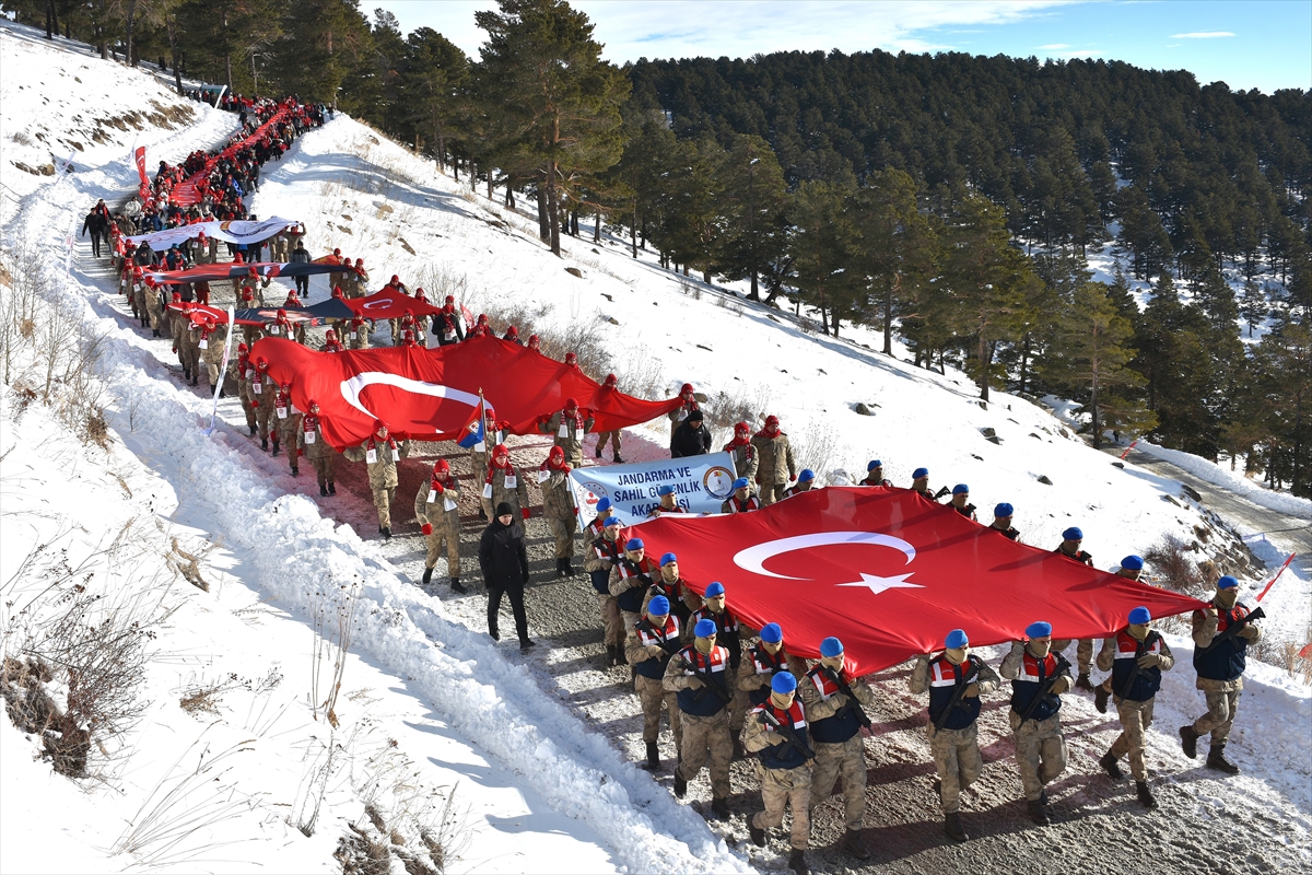 Sarıkamış Harekatı'nın 111. yılında binlerce kişi şehitler için karlar altında yürüdü