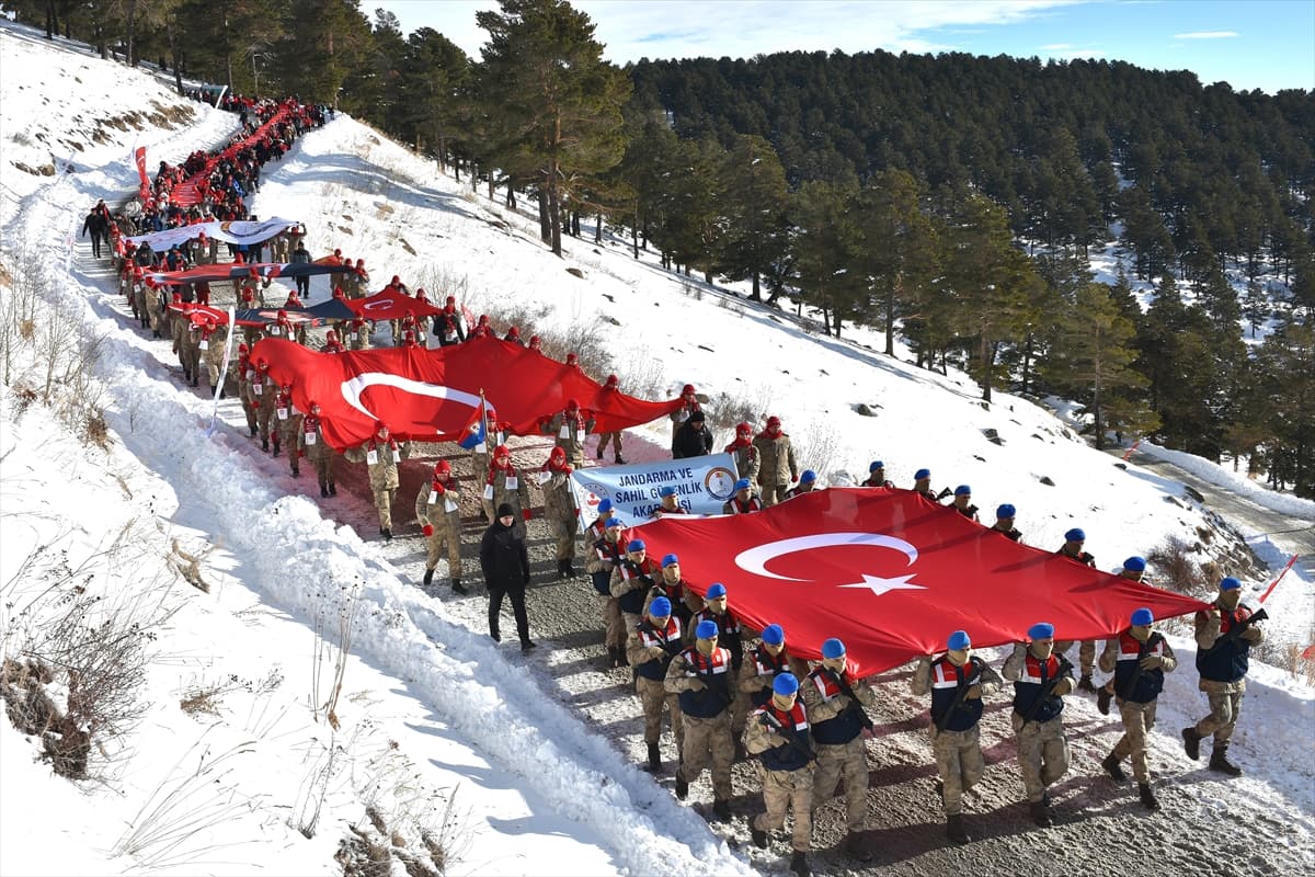Sarıkamış Harekatı'nın 111. yılında binlerce kişi şehitler için karlar altında yürüdü