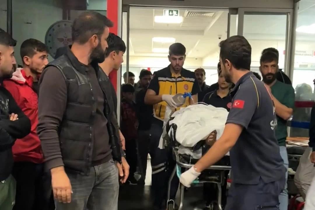 Sakarya'da akıma kapıldığı çatıdan ayaklarından sarkıtılarak indirildi: Hastanede hayatını kaybetti
