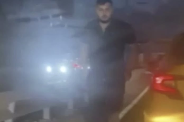 Taksi şoförü trafikte aracın önünü kesip sürücüye saldırdı