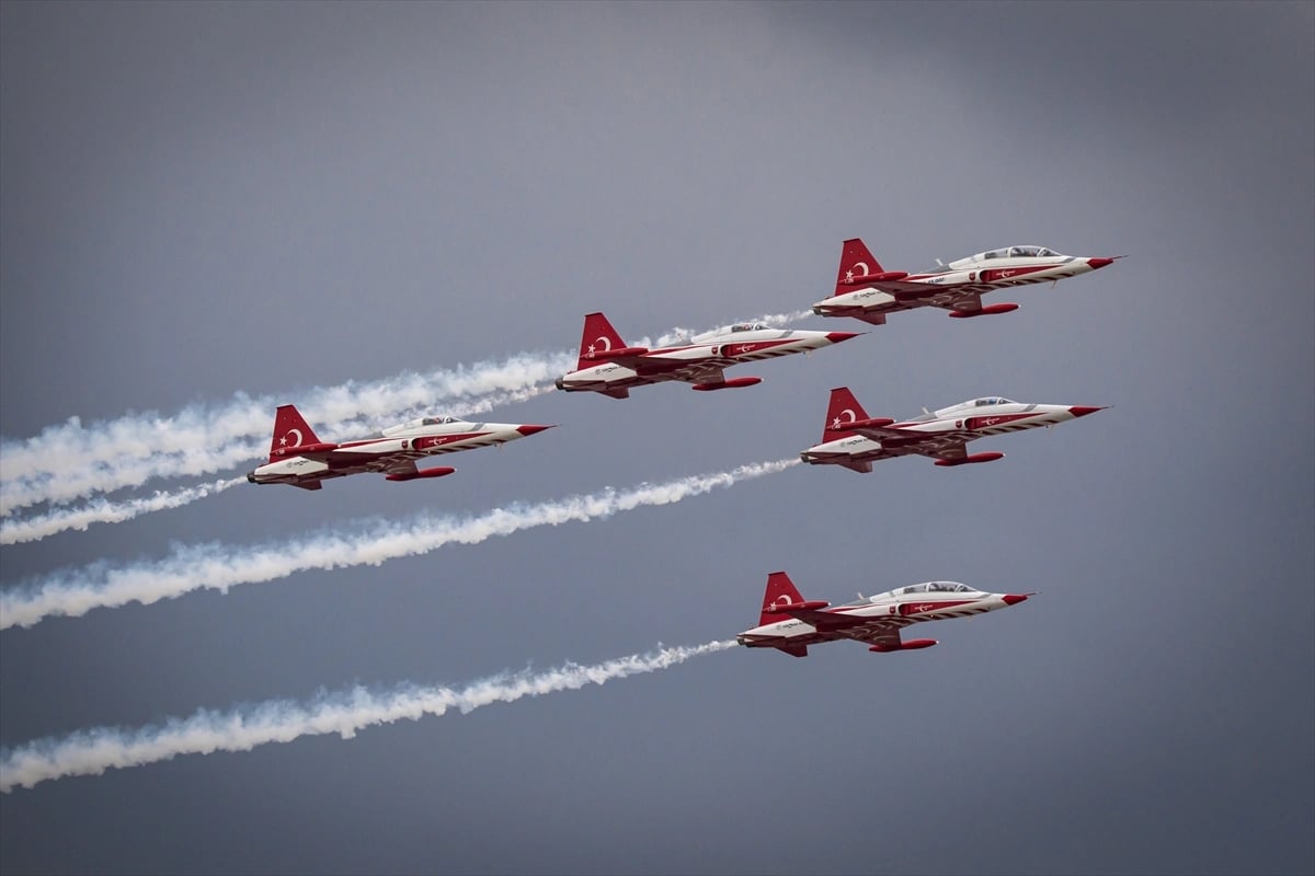 Türk Yıldızları Ankara semalarında parladı