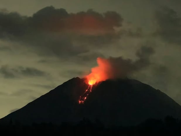 Semeru Yanardağı'nda mahsur kalan 178 dağcı kurtarıldı