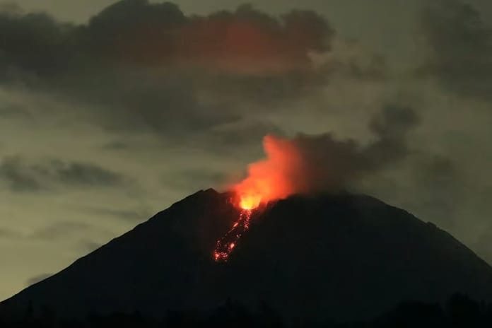 Semeru Yanardağı'nda mahsur kalan 178 dağcı kurtarıldı
