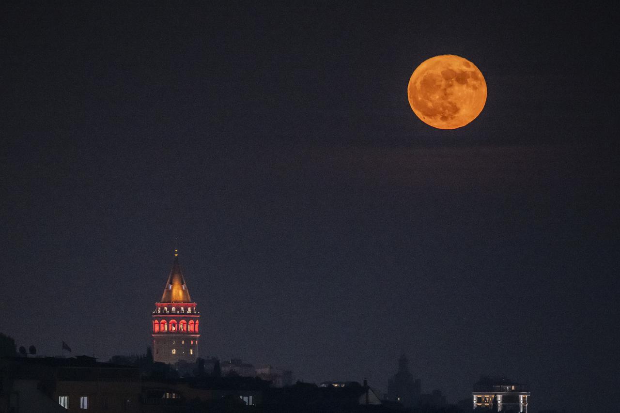 İstanbul'da farklı zamanlarda çekilmiş Ay fotoğrafları