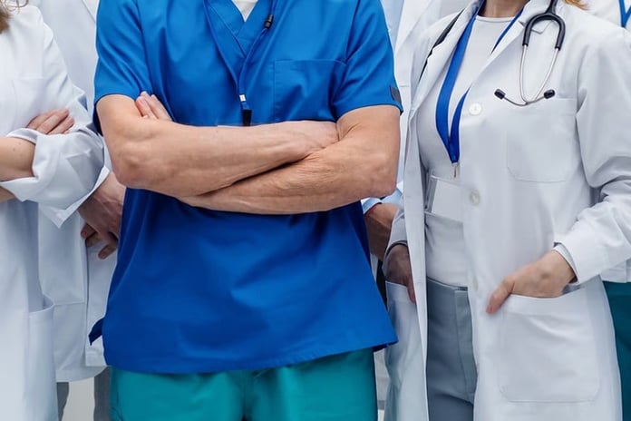 Sağlık'ta yeni dönem: Sosyal medyada makyajlı fotoğraf ve hasta yorumu yasaklandı