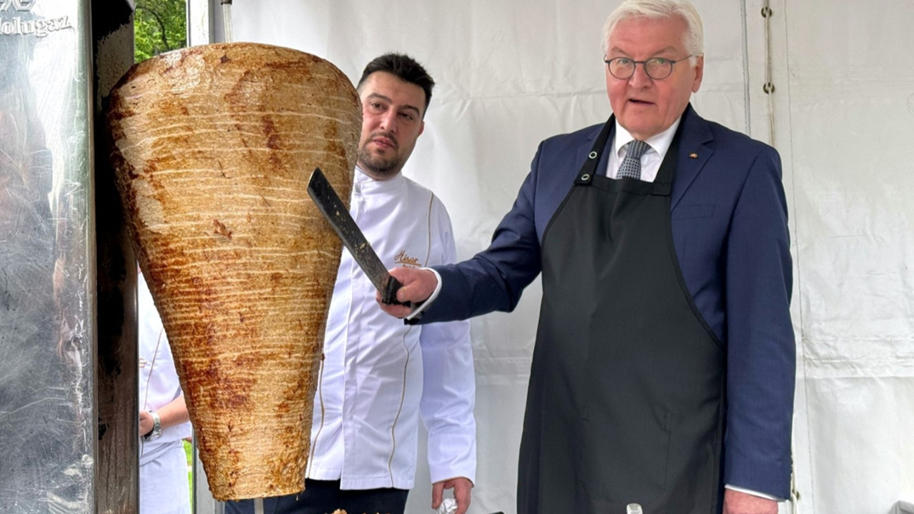 Almanya Cumhurbaşkanı Frank-Walter Steinmeier, Türkiye'ye yaptığı ziyaret sırasında İstanbul'daki bir resepsiyonda döner ikram etmişti.