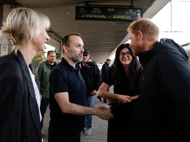 Prens Harry Kiev’de yaralı Ukraynalı askerleri ziyaret etti