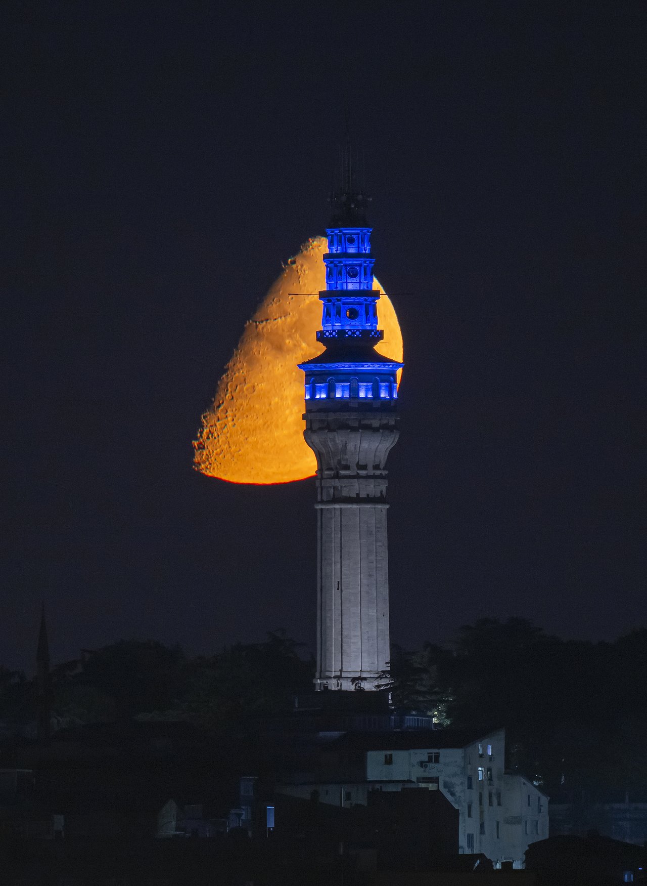 İstanbul'da farklı zamanlarda çekilmiş Ay fotoğrafları