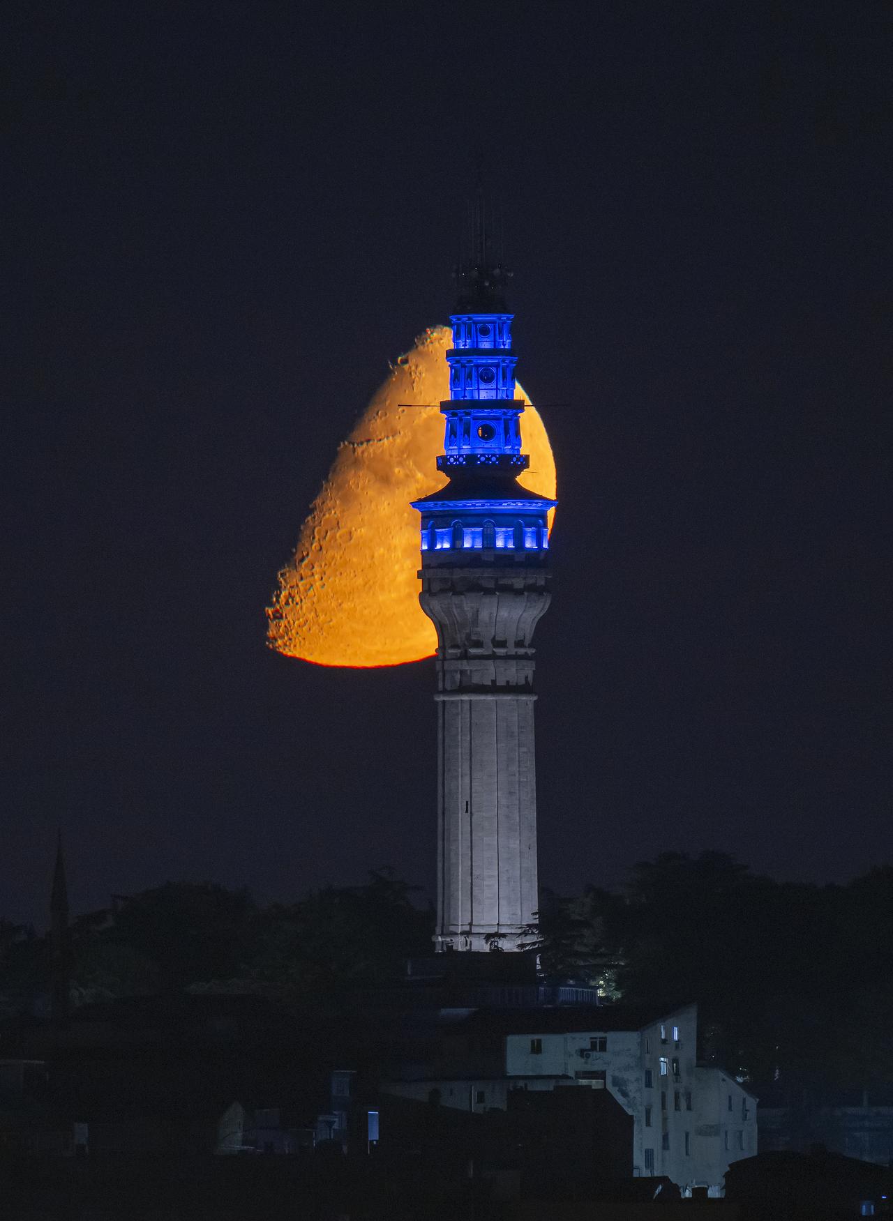 İstanbul'da farklı zamanlarda çekilmiş Ay fotoğrafları