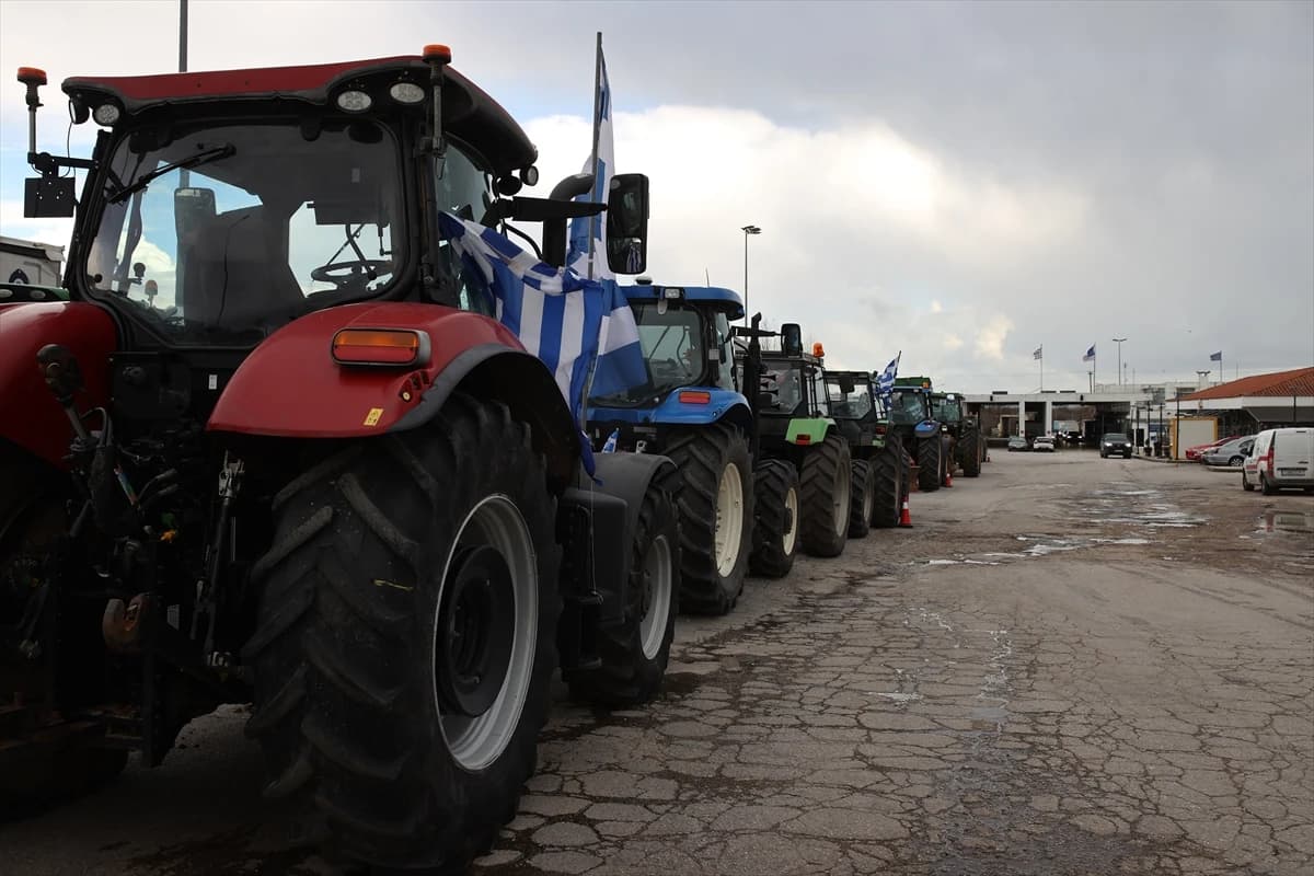 Yunan çiftçilerden 48 saatlik yol kapatma eylemi