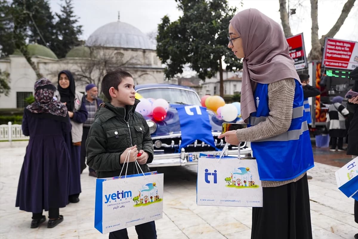 Yetim Vakfı'ndan İstanbul sokaklarında renkli Ramazan karşılaması: Çocukların yüzü güldü