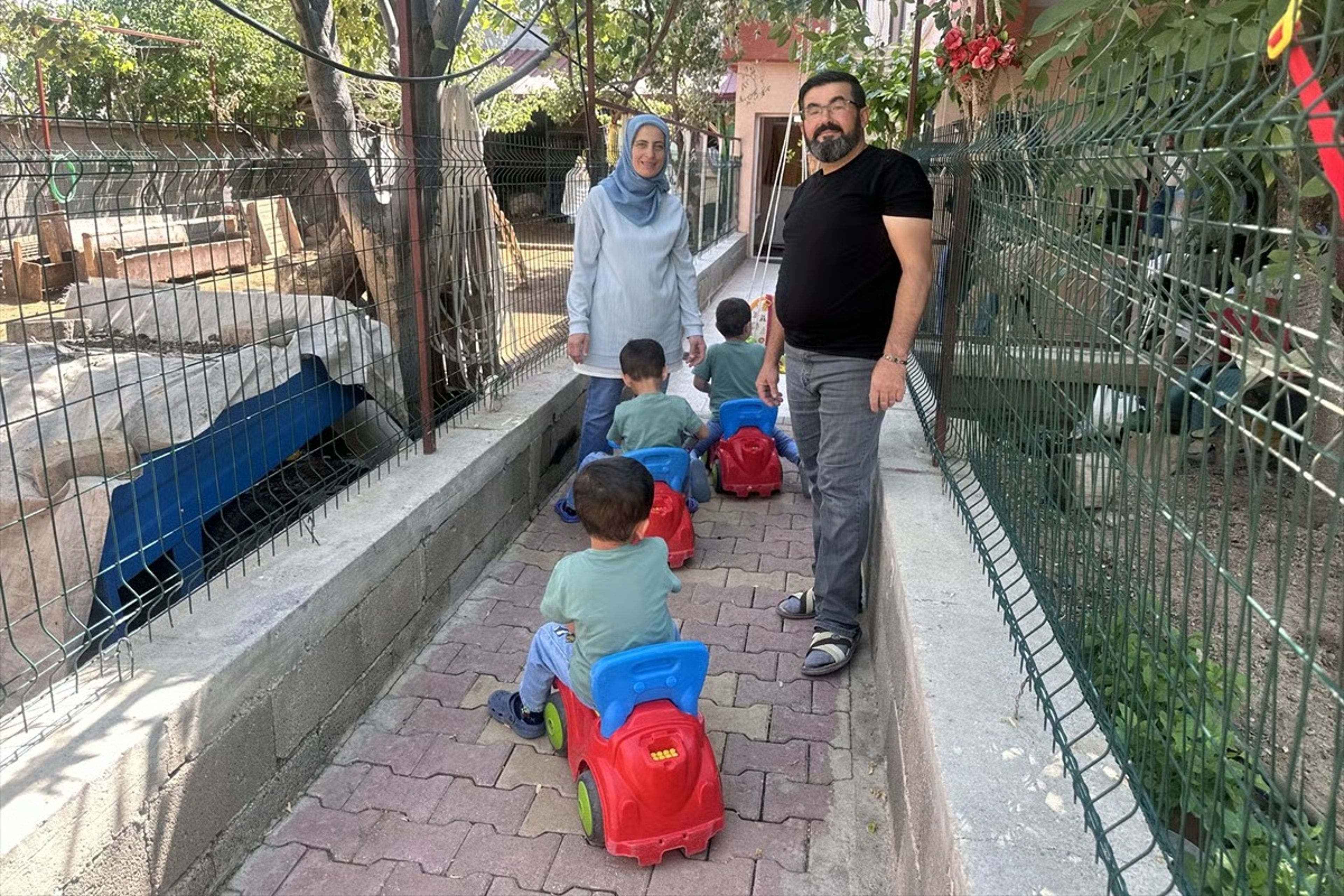Hatice ile Muammer İpek çifti üçüz kardeşlere koruyucu aile oldu
