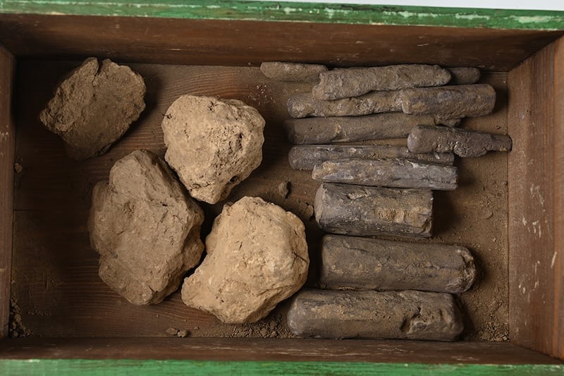 Aşağı Saksonya’daki koleksiyonda bulunan ve henüz temizlenmemiş eserlerden bazıları.