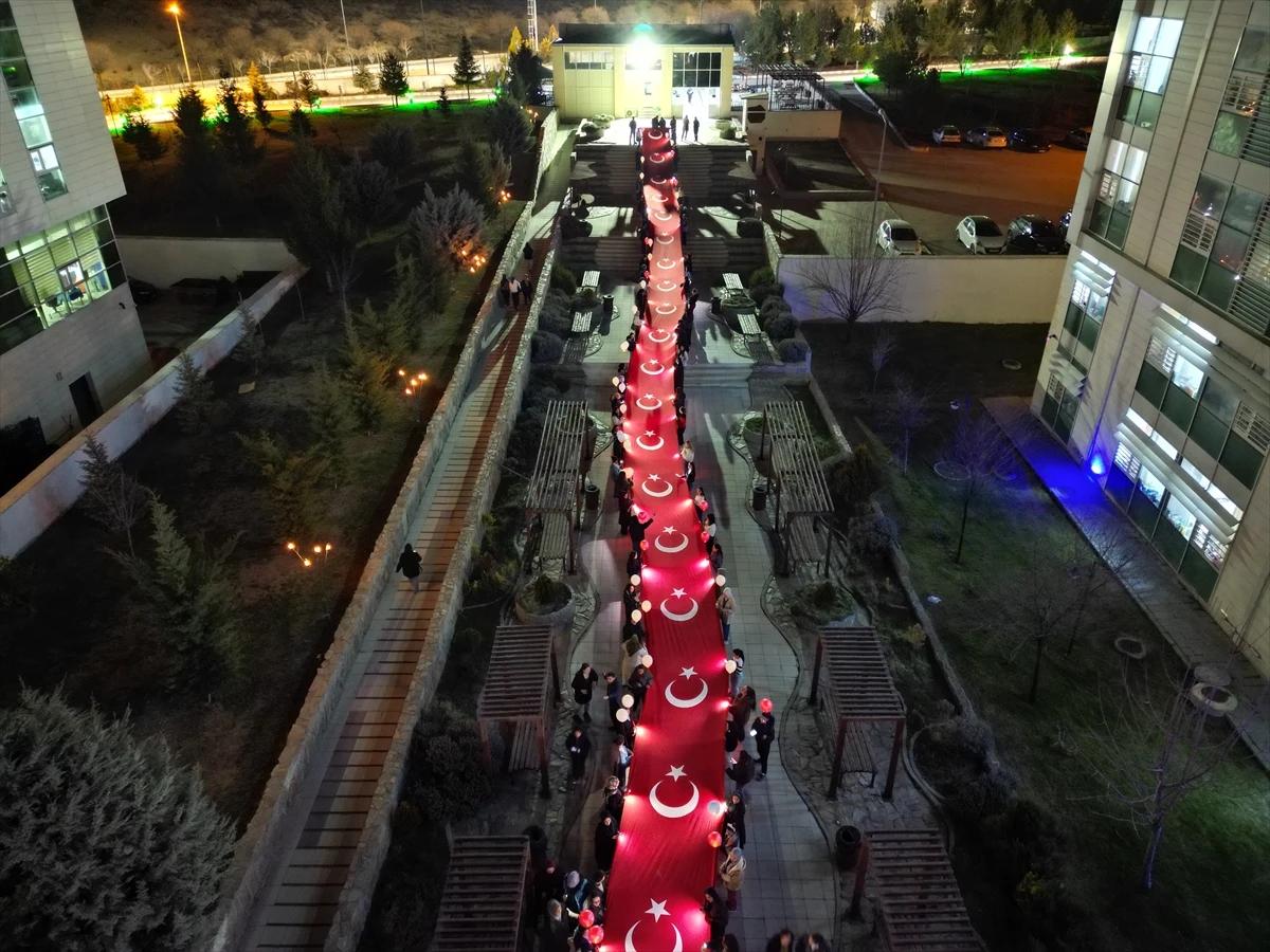 Çankırı'da İstiklal Marşı'nın 105. yılı dev Türk bayrağıyla kutlandı