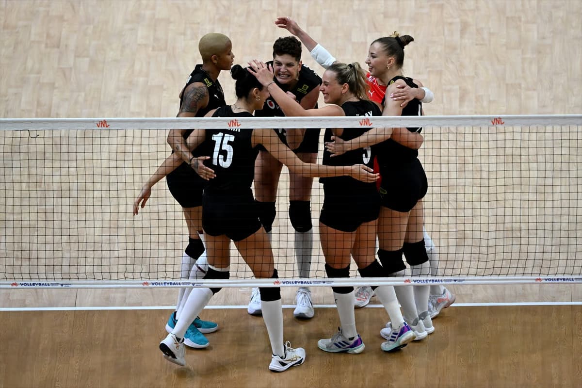 İstanbul'da muhteşem atmosfer: Filenin Sultanları, Kanada'yı 3-0 mağlup ederek 6'da 6 yaptı