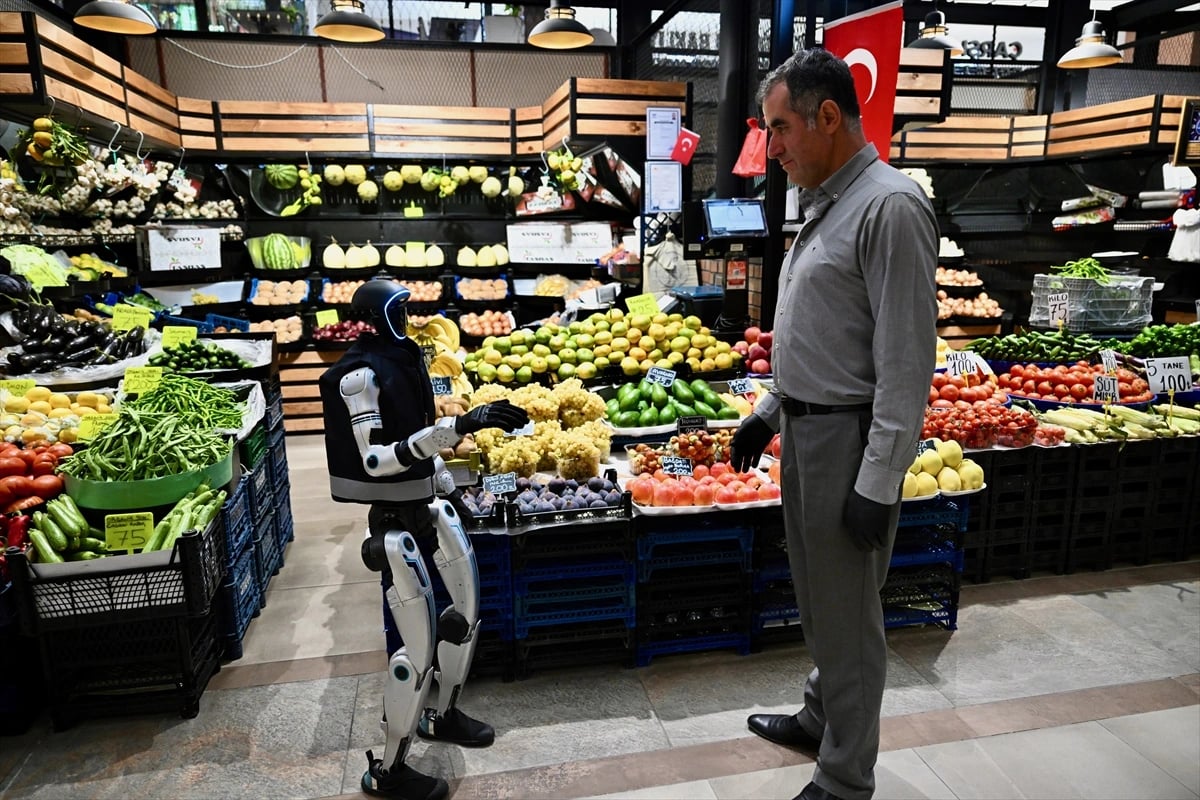 İnsansı robot MEGA, zabıta ekipleriyle denetimde
