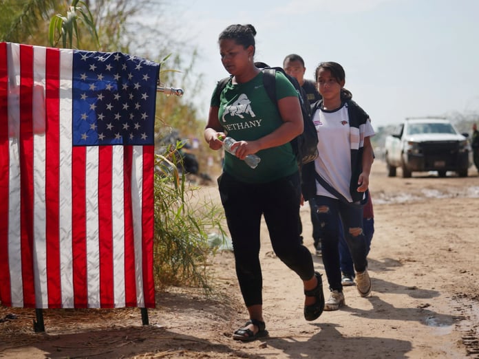 ABD yüz binlerce göçmene ülkeden ayrılma tebligatı gönderdi