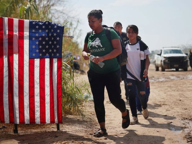 ABD yüz binlerce göçmene ülkeden ayrılma tebligatı gönderdi