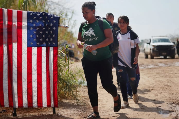 ABD yüz binlerce göçmene ülkeden ayrılma tebligatı gönderdi