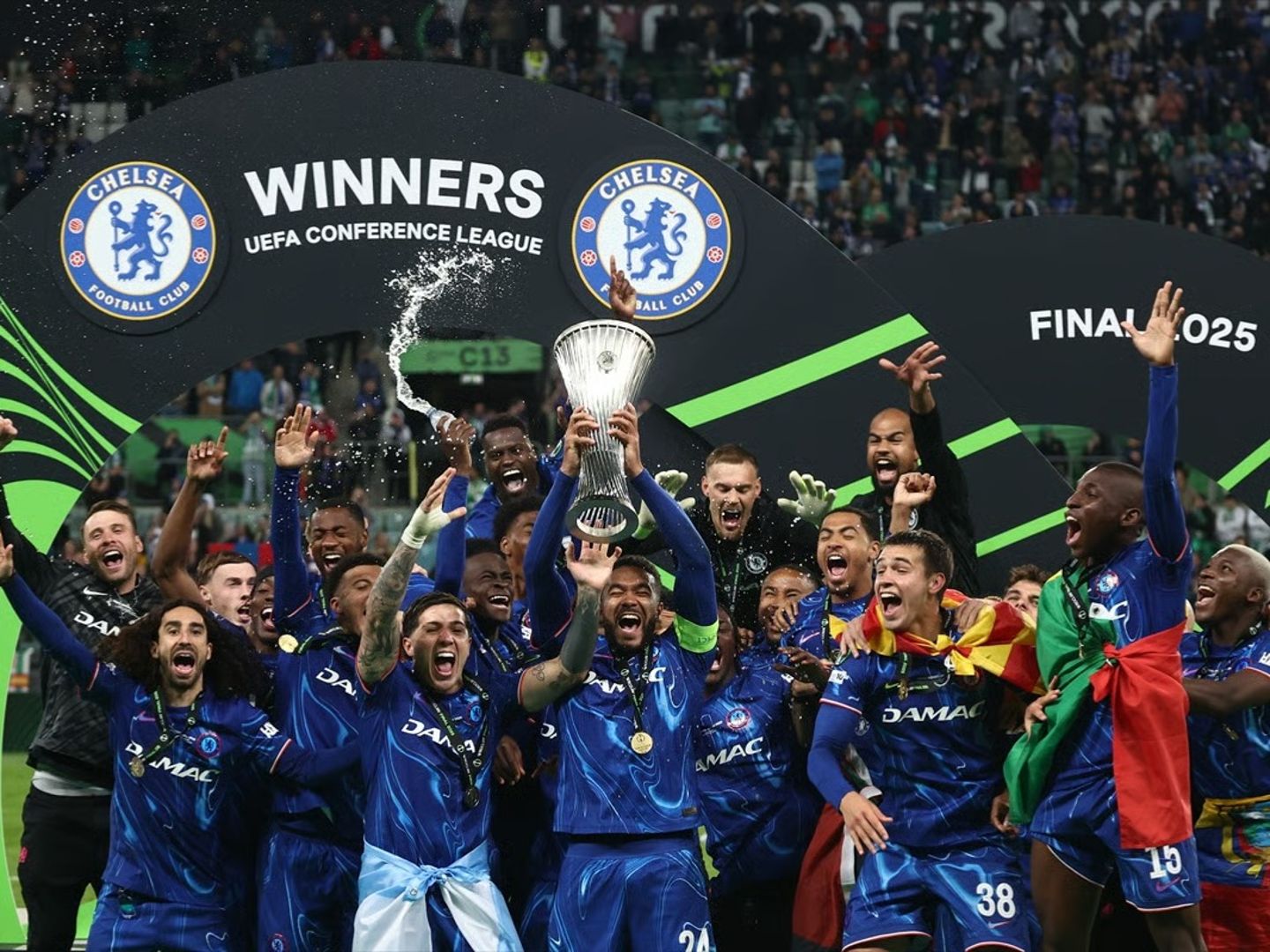 Finalde gülen Chelsea: Real Betis karşısında geri dönüşle Konferans Ligi kupasını kaldırdı