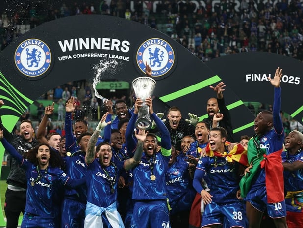 Finalde gülen Chelsea: Real Betis karşısında geri dönüşle Konferans Ligi kupasını kaldırdı
