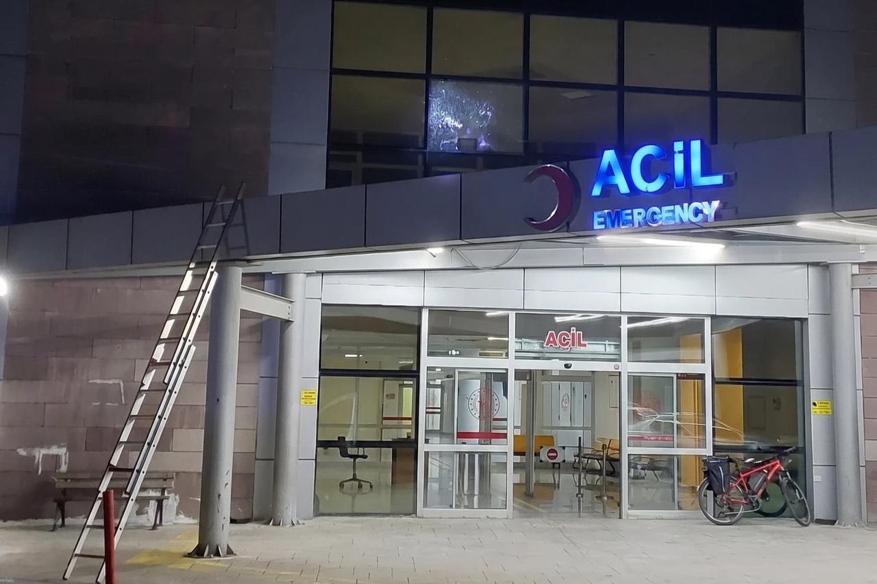 Mermi acil servisin camına isabet etti