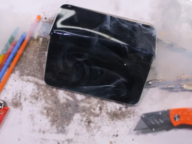 Pixel 10 Pro Fold dayanıklılık testinde batarya patlattı