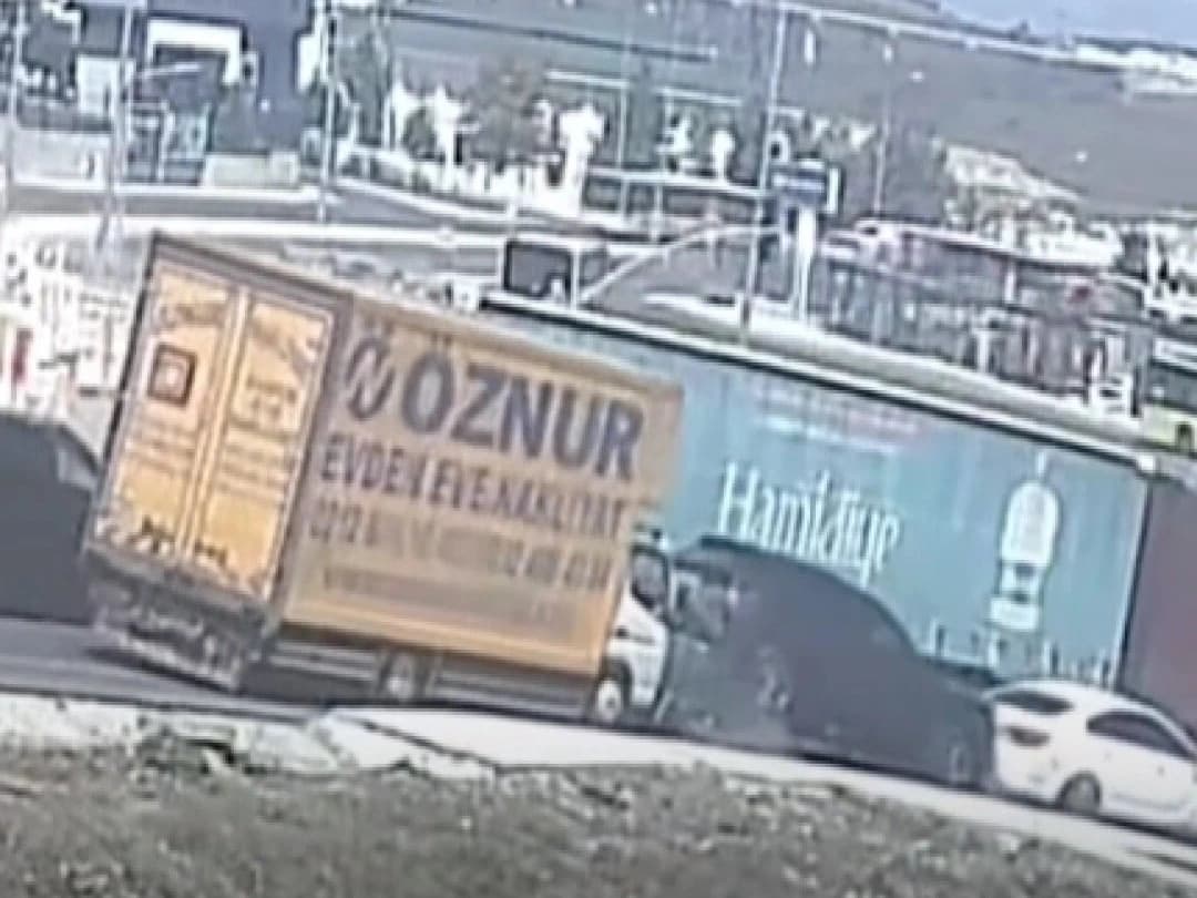 İki aracın arasında sıkıştı