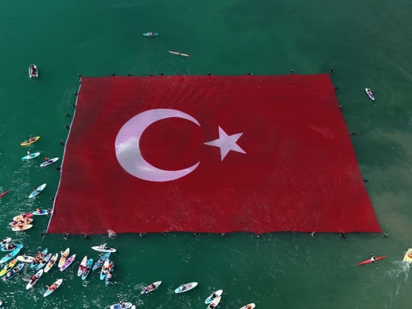 Sapanca Gölü'nde 1923 metrekarelik Türk bayrağı açıldı!
