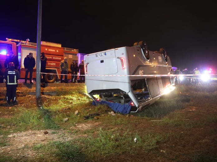 Antalya'da cezaevi servisi devrildi: 16 infaz koruma memuru yaralandı