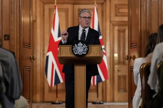 UK to Ban Social Media for Under-16s
