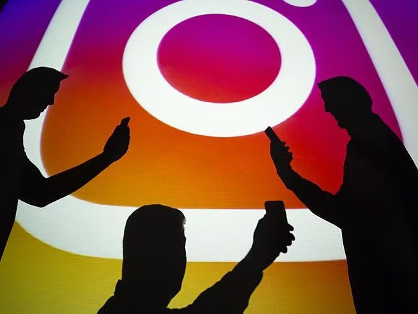 Instagram'ın yeni özelliği 'Instants' yüzünden fotoğraflar ifşa oldu: Kullanıcıları ikiye böldü
