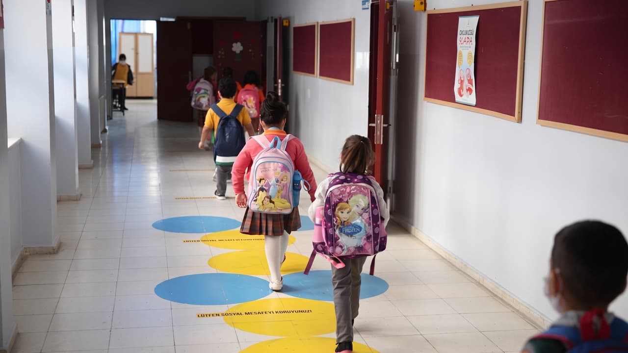 MEB'den uyum haftası kararı: Kamu çalışanı velilere idari izin