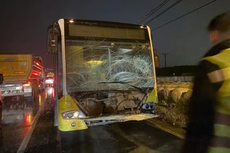 İETT otobüsü hafif ticari araçla çarpıştı: 1 ölü