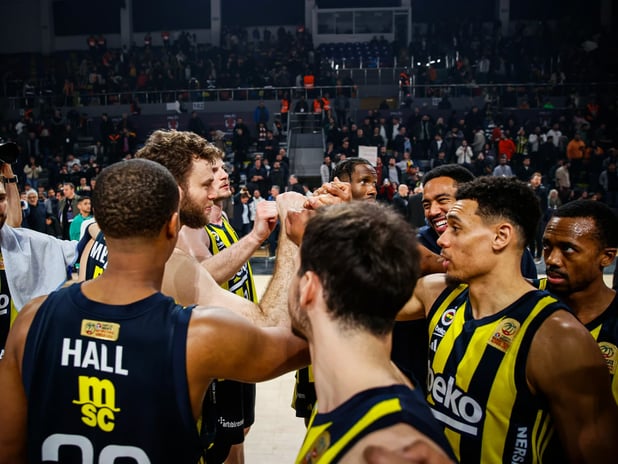 Fenerbahçe, Dubai deplasmanında galibiyet serisini sürdürmek istiyor