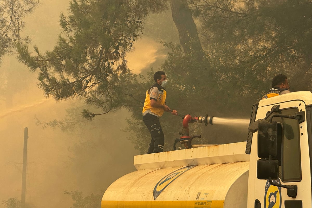 Suriye itfaiye ekiplerinin yangınları söndürme çalışmaları devam ediyor. (SANA)