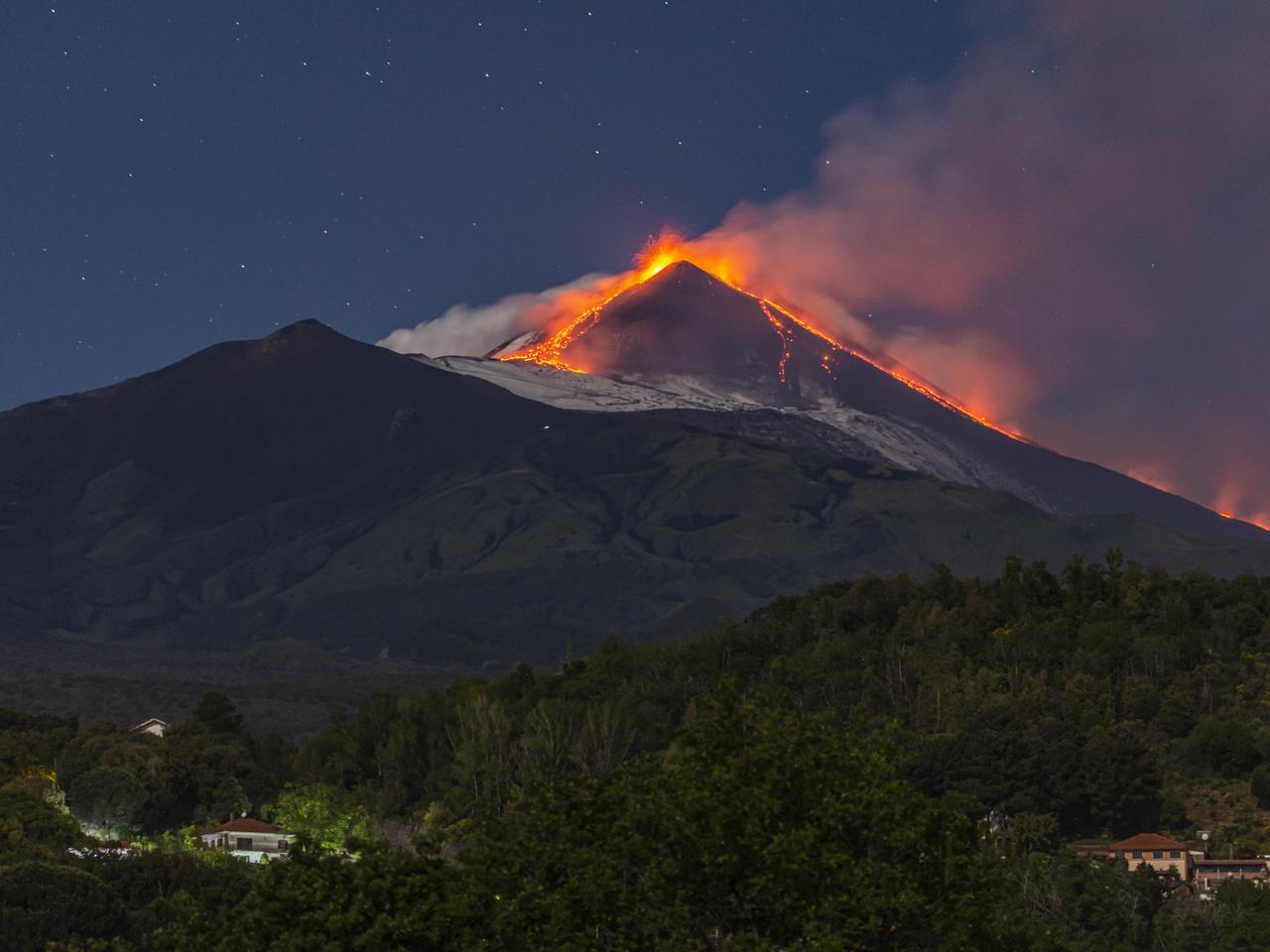 Etna Yanardağı tekrar patladı