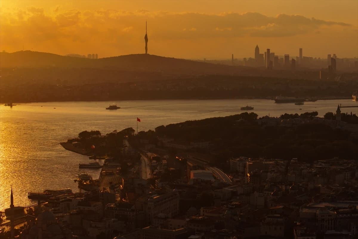 İstanbul’da gün doğumu tarihi yarımadayı kartpostallık görüntülerle bezedi