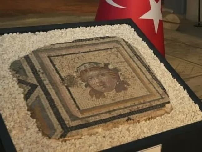Çingene Kızı Mozaiği'nin kayıp 13. paneli Türkiye'de