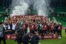 Sakarya'da büyük heyecan: Fatih Karagümrük, geri dönüş yaptığı maçta Bandırmaspor'u mağlup ederek Süper Lig'in son biletini aldı