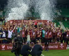 Sakarya'da büyük heyecan: Fatih Karagümrük, geri dönüş yaptığı maçta Bandırmaspor'u mağlup ederek Süper Lig'in son biletini aldı