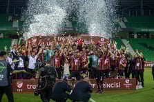 Sakarya'da büyük heyecan: Fatih Karagümrük, geri dönüş yaptığı maçta Bandırmaspor'u mağlup ederek Süper Lig'in son biletini aldı